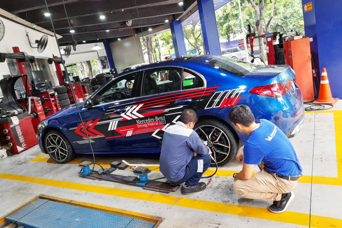 Các kỹ sư bảo dưỡng phanh xe ô tô
